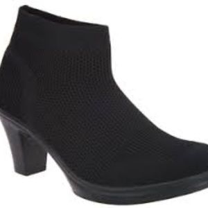 Bernie Mev. Doll Bootie black size 6 NEW women's